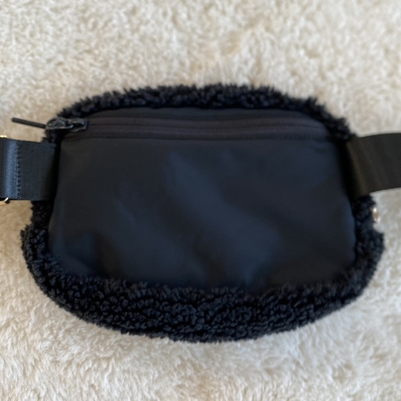 ❤️ Lululemon Fleece Everywhere Belt Bag Black Gold NWT - Picture 7 of 8